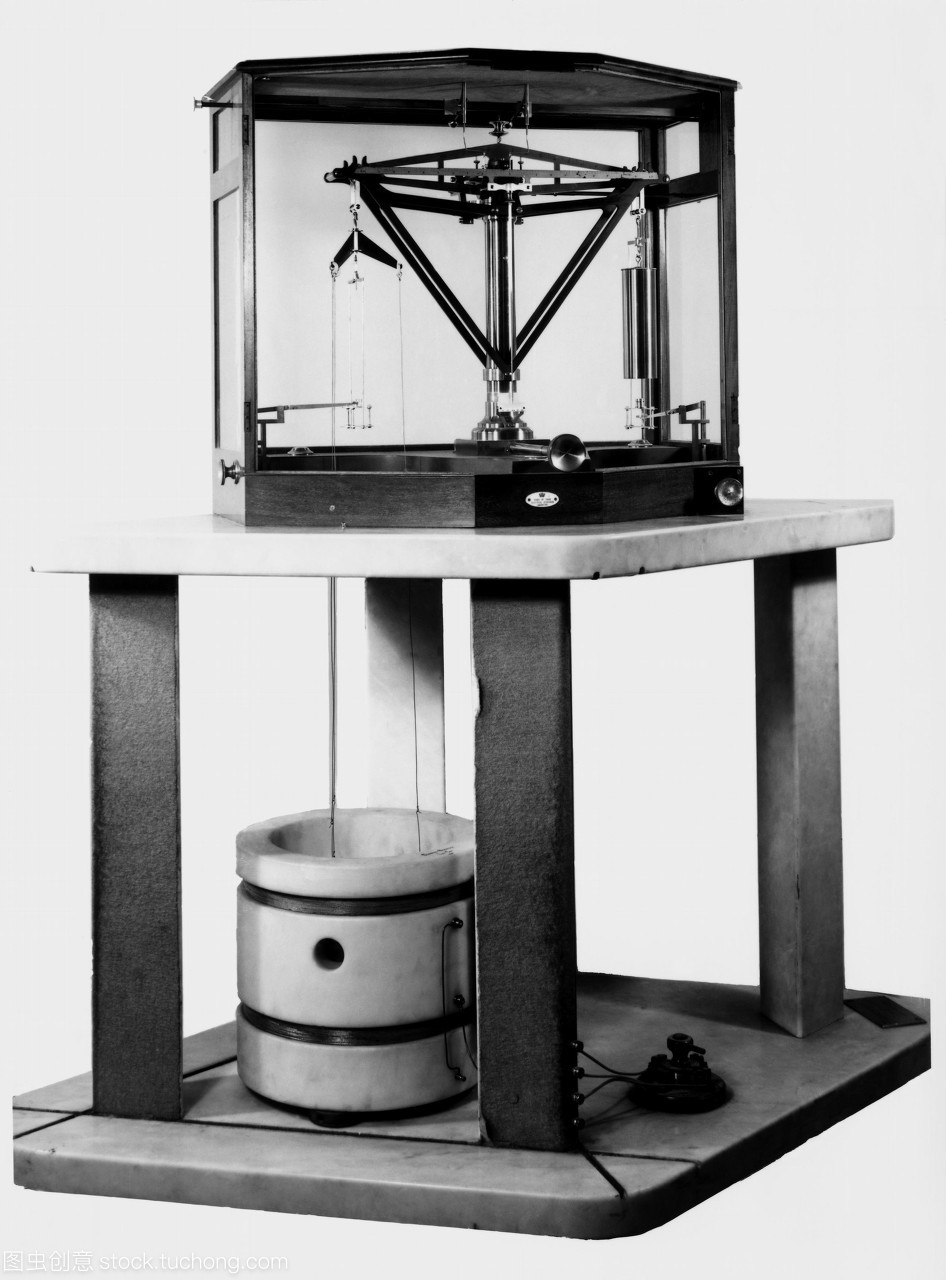 貿(mào)易部電流平衡當前的平衡也被稱為一個安培平衡或開爾文平衡是一個機電設(shè)備用于電流的精確測量電流單位當前的測量是通過兩個線圈大理石圓柱周圍看到左下和兩個線圈之間的磁力測量給當前的當前余額的大小是由威廉&middot;湯姆森發(fā)明第一個開爾文男爵1882年拍攝于1950年